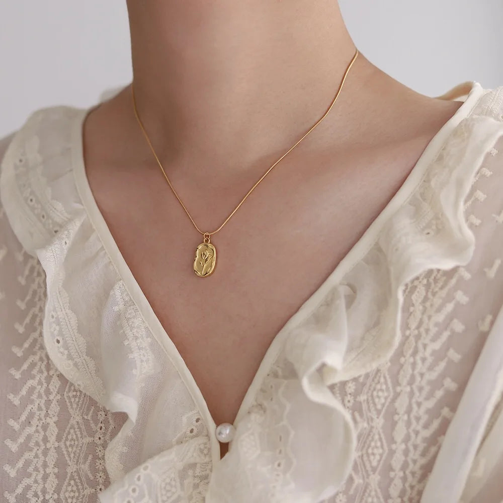 Elegant Rose Necklace - Accessory