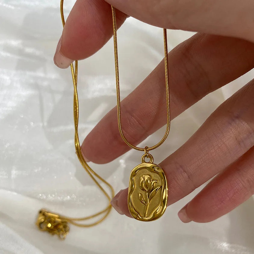 Elegant Rose Necklace - Accessory
