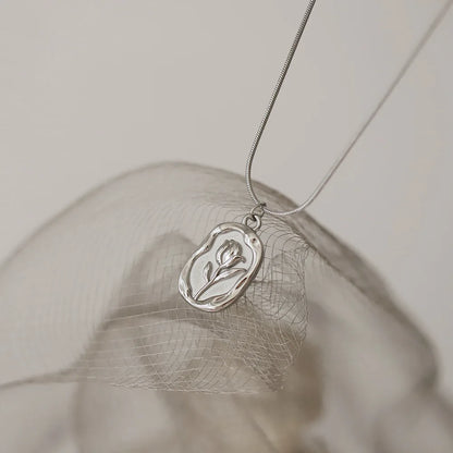 Elegant Rose Necklace - Accessory 